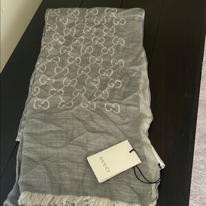 Gucci Gray Scarf with Logo Pattern